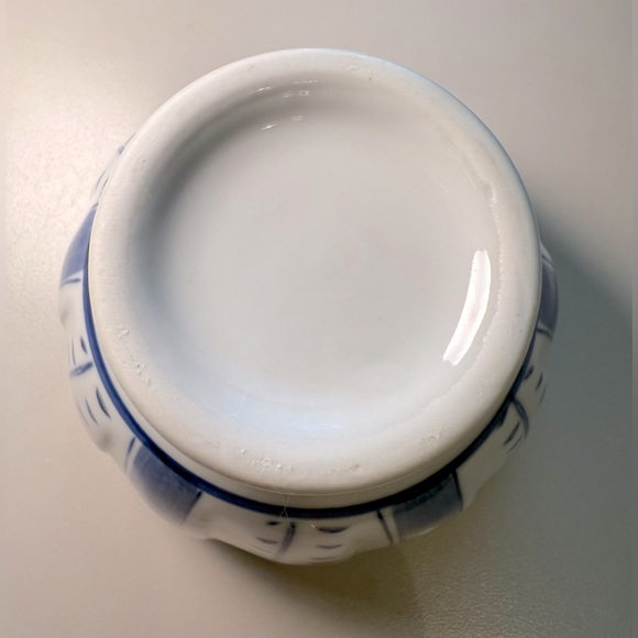 Beautiful Porcelain Painted Bowl w/Blue & White Heart Flowers - Picture 8 of 10